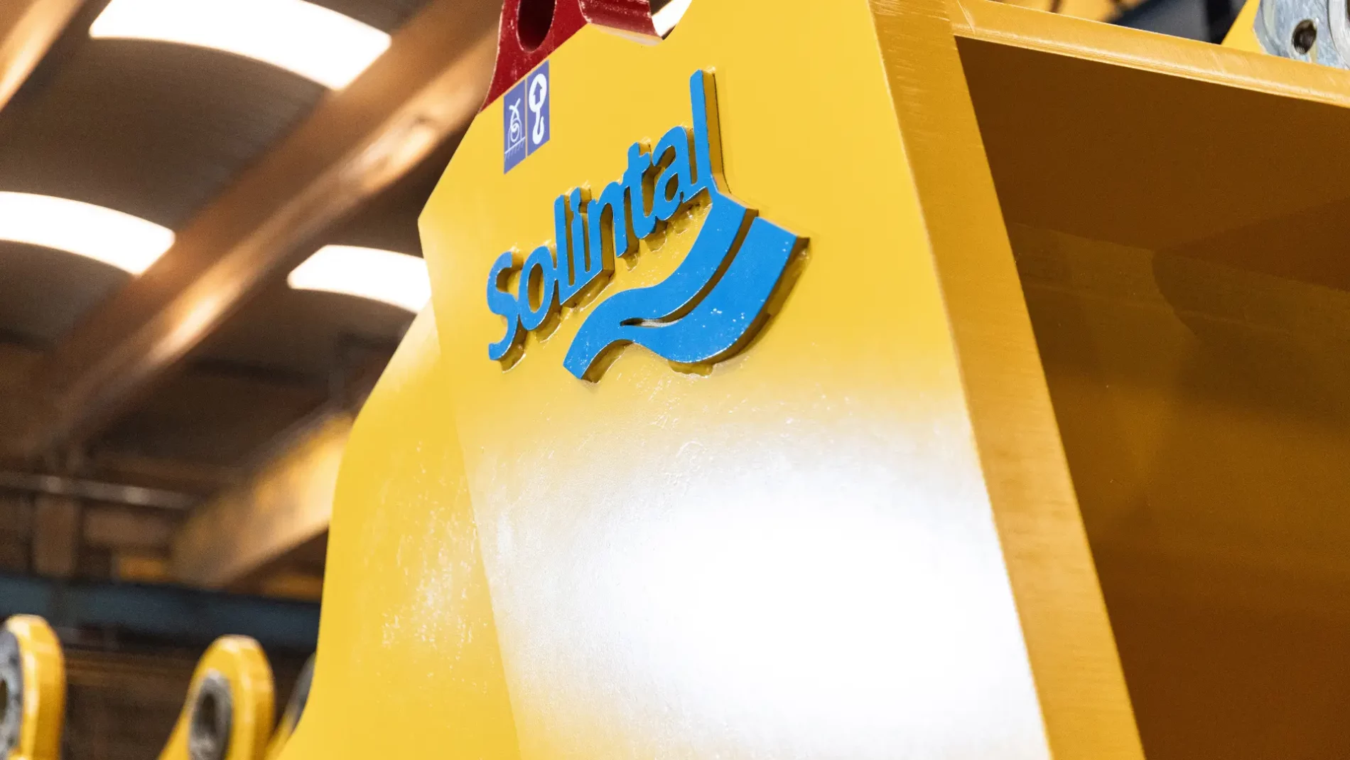 Producto amarillo con logo Solintal azul