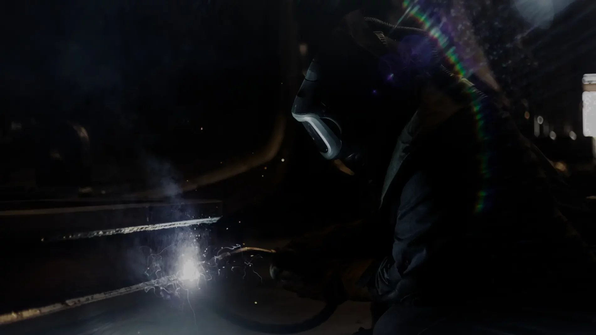 Operario soldando en la oscuridad