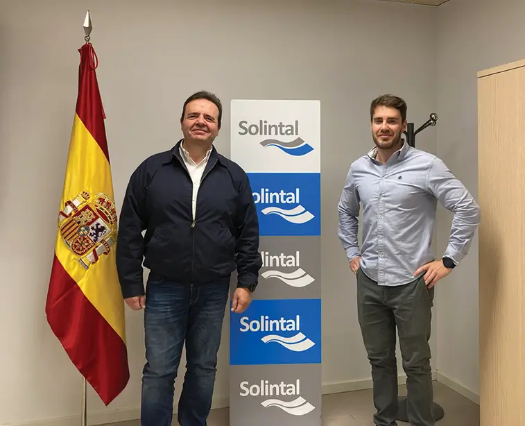 Propietarios Solintal posando para trade link media